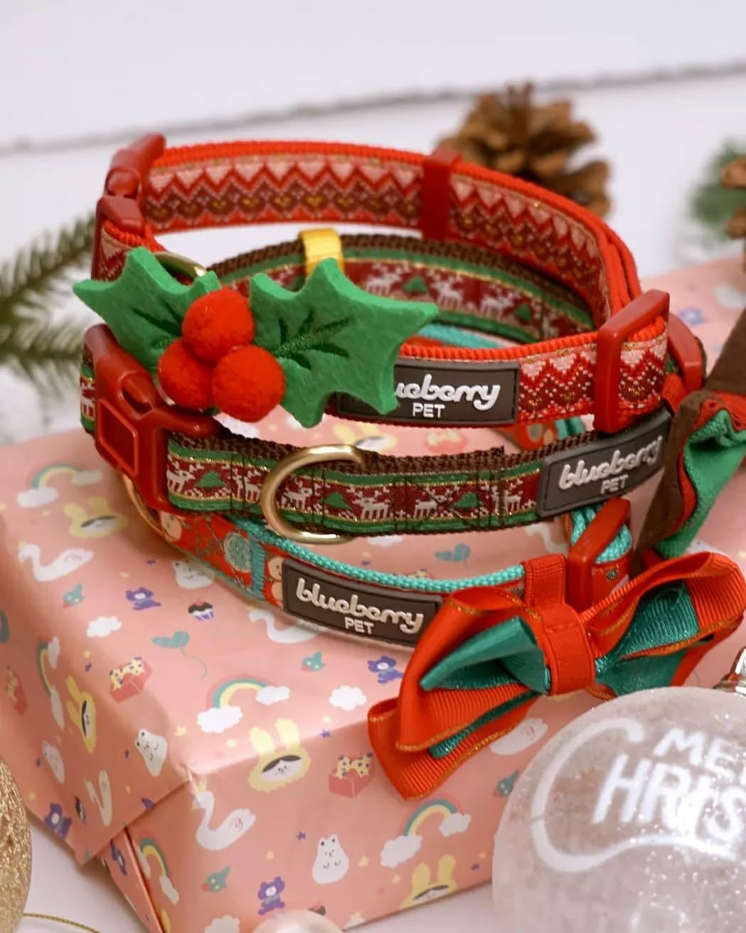 Christmas Dog Collar for Small Dogs, Festive Chevron Design with Detachable Holly Décor & Bow, Adjustable Neck 12"-16"